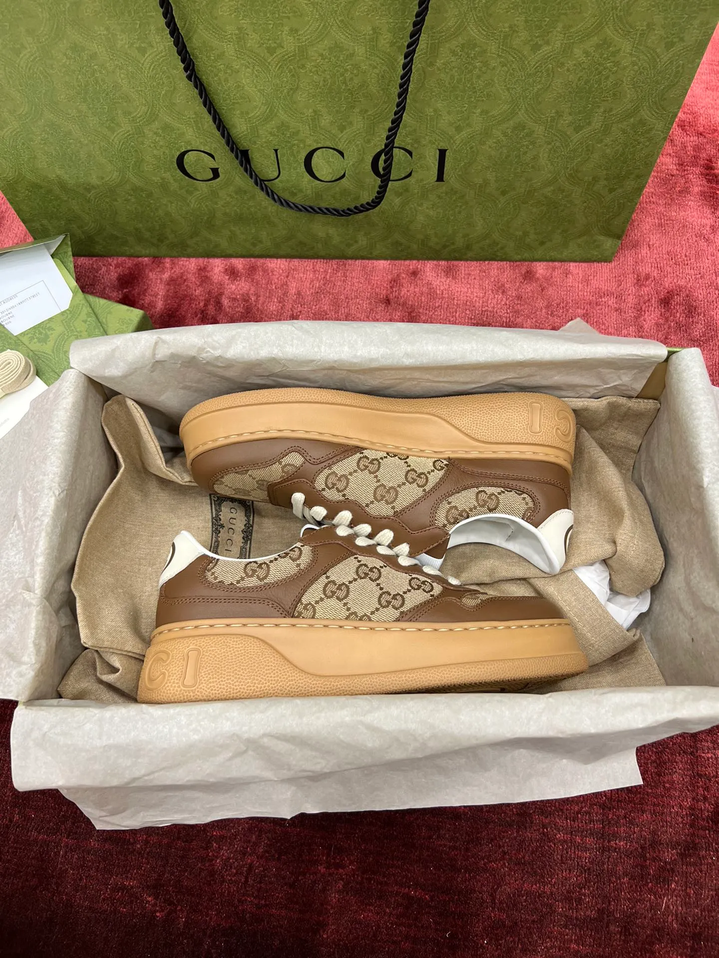 👟👟Ex-factory price 480👟👟 Gucc*i~~New upgraded version, original original color @GG couple's thick-soled shoes...biscuit shoes...white shoes...sneakers...flat shoes...catwalk style: celebrities, Internet celebrities, Xiaohongshu, etc. will definitely plant grass and call❤ Original customized cowhide fabric (classic old floral fabric, perforation, embossing process), the original bottom has a big logo, and there is a GG on the heel Logo, 5cm thick sole, classic Gucci webbing... Women's size 35-40, men's size 39-44